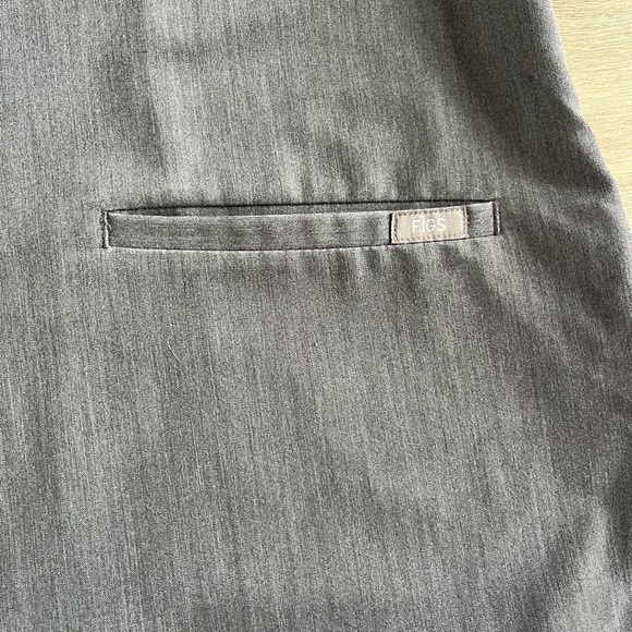 Figs Graphite Gray Casma Three-Pocket Scrub SZ L - Picture 3 of 7